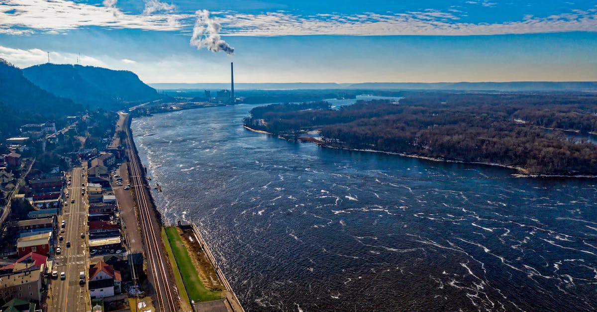 découvrez l'histoire fascinante et l'élégance des bateaux à vapeur du fleuve mississippi. embarquez pour une croisiÚre mémorable à travers des paysages pittoresques, tout en dégustant une cuisine authentique et en profitant de divertissements live. plongez dans l'ambiance unique du mississippi et créez des souvenirs inoubliables.