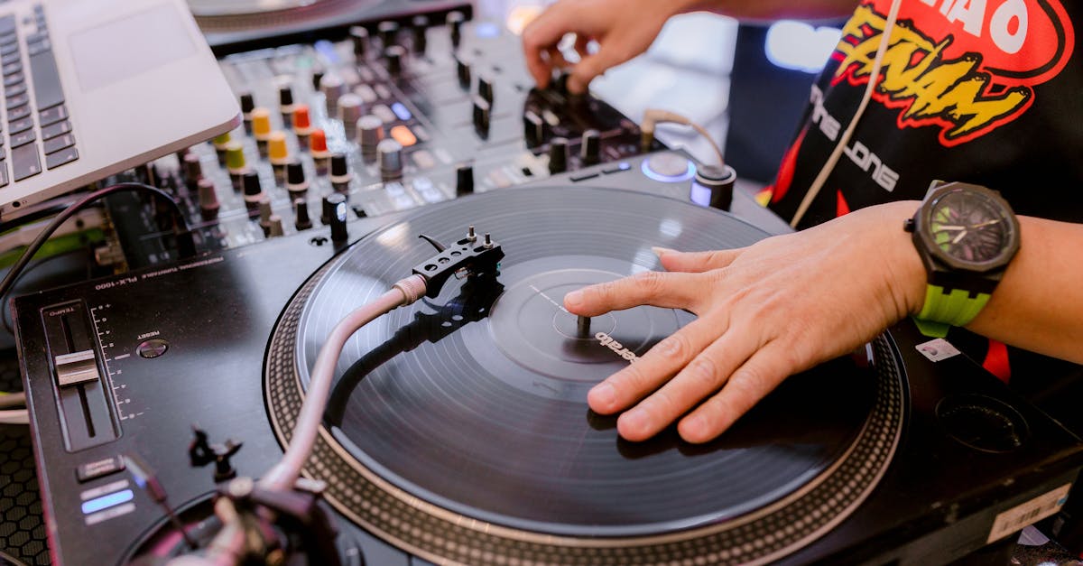 découvrez l'univers des platines vinyles avec notre sélection de turntables. profitez d'une expérience audio authentique, alliant design classique et technologies modernes. plongez dans la magie du son analogique et redécouvrez vos albums préférés avec une qualité inégalée.