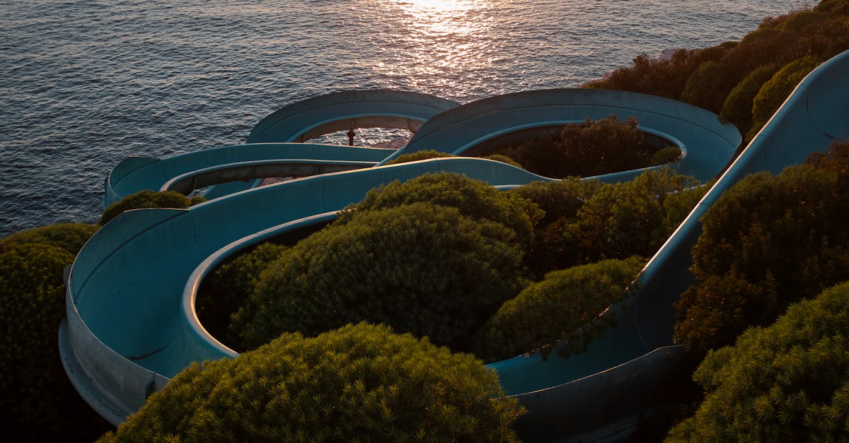 dĂ©couvrez l'excitation de nos toboggans aquatiques ! parfait pour toute la famille, plongez dans un monde de fun et de fraĂźcheur. profitez de moments inoubliables sous le soleil et rafraĂźchissez-vous dans nos bassins. Ă vos marques, prĂȘts, glissez !