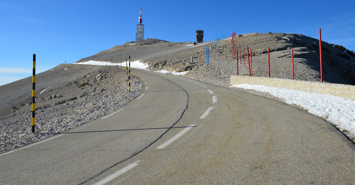 découvrez le tour de france, la célèbre course cycliste qui traverse les paysages stunning de la france, rassemblant les meilleurs cyclistes du monde pour un défi épique de endurance et de stratégie.